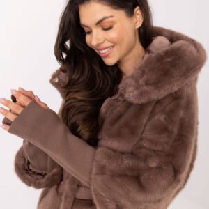 Vējjaka ar mākslīgās kažokādas elementiem