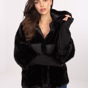 Vējjaka ar mākslīgās kažokādas elementiem